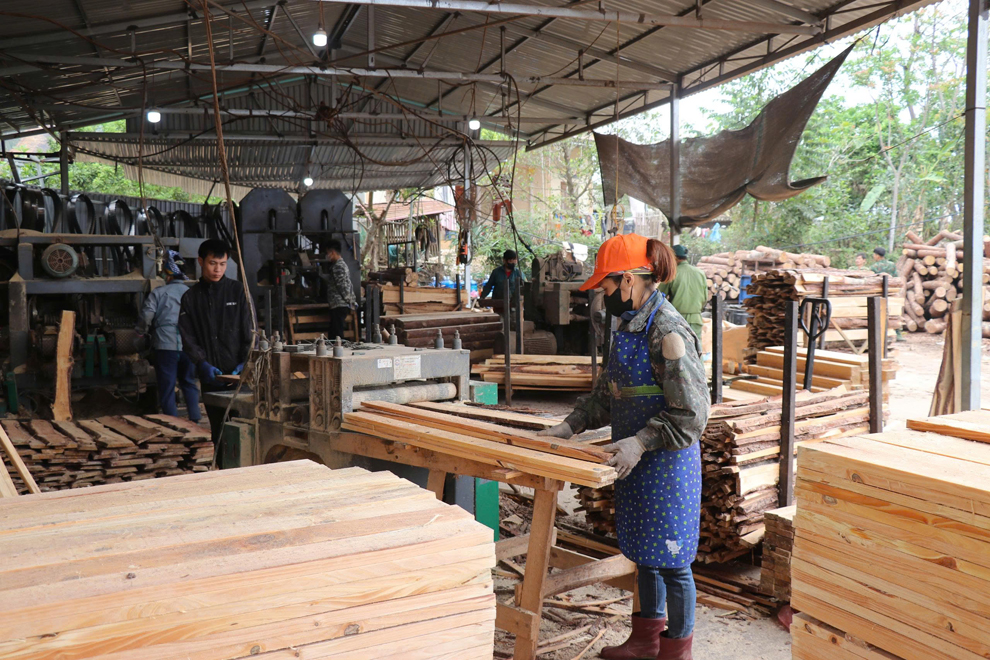 Một xưởng gỗ ở thôn Thoi tạo việc làm cho nhiều người địa phương.